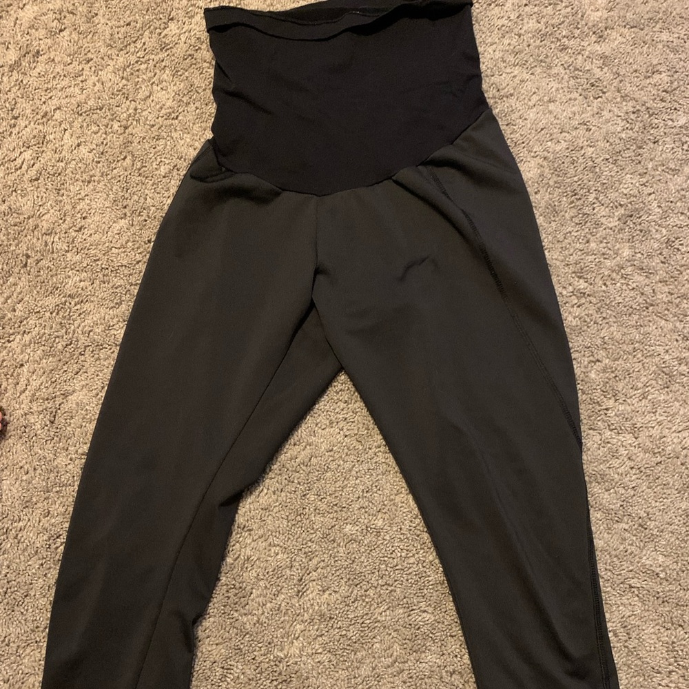 Size M Motherhood Maternity Capri leggings